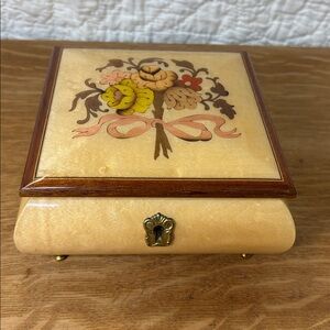 Vintage REUGE wood inlay Music Box Italy WITH KEY. Plays Strangers in the night.